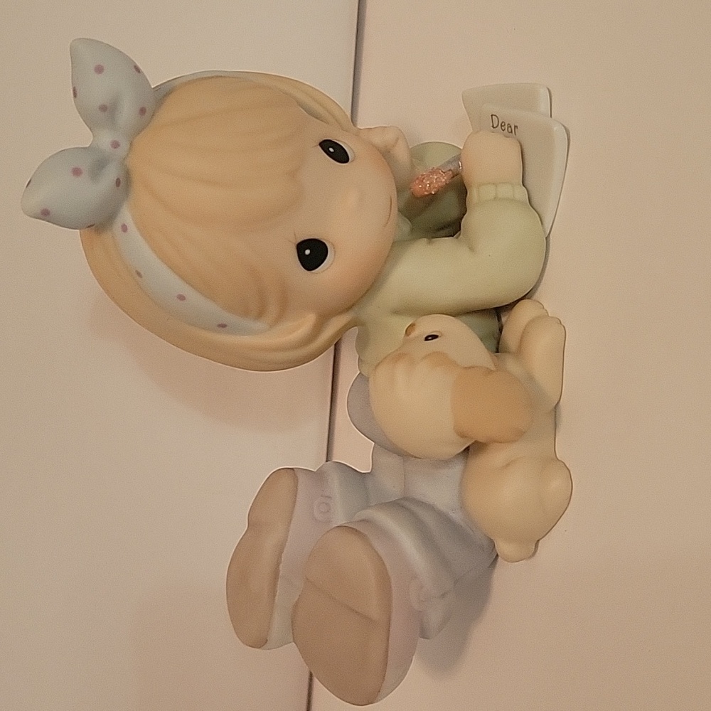 Precious Moments figurine "Friends Write From the Start".